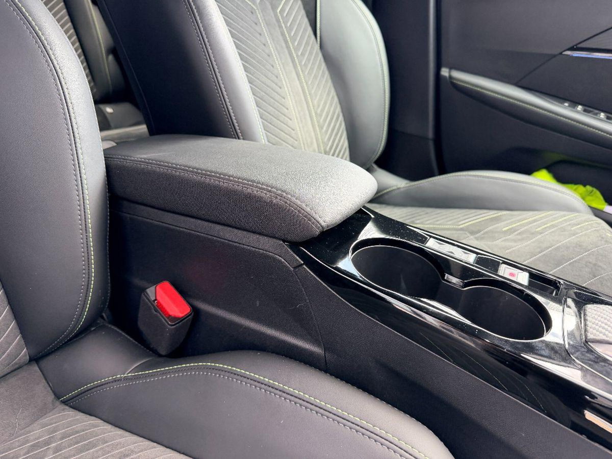 Peugeot 208 1.2 hybrid GT 145cv e-dcs 6 (15)