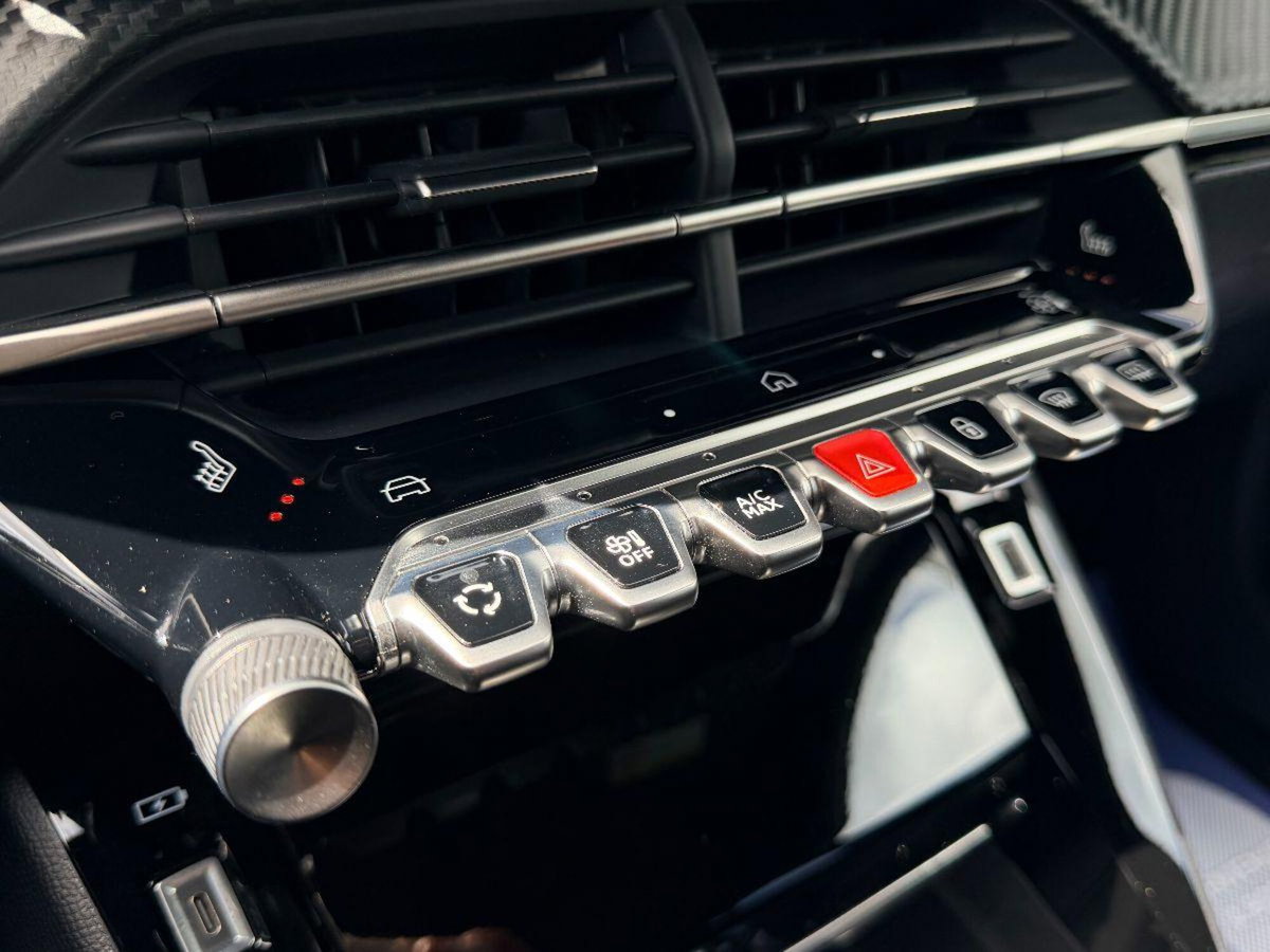 Peugeot 208 1.2 hybrid GT 145cv e-dcs 6 (20)