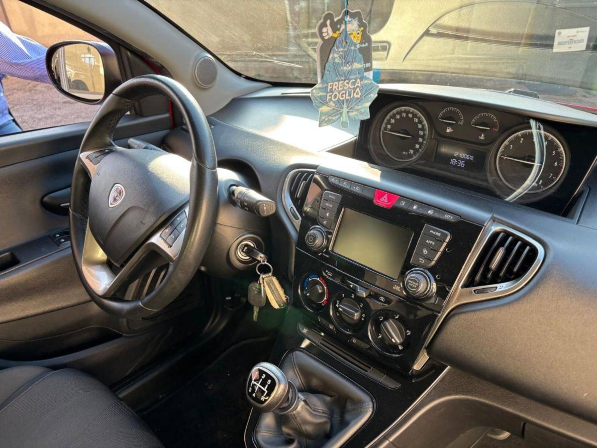 Lancia Ypsilon 1.2 69 CV 5 porte GPL Ecochic Silver (2)