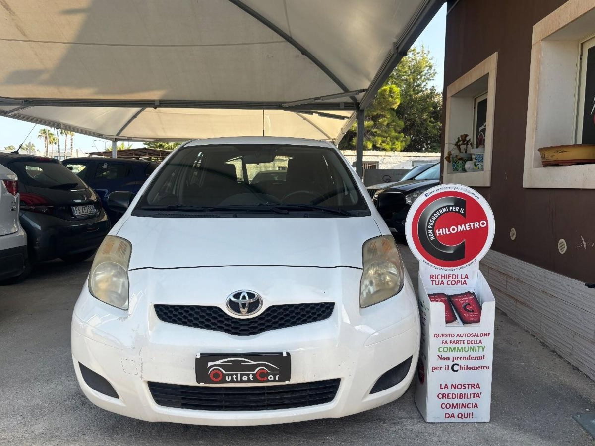 Toyota Yaris 1.0 5 porte Now (2)
