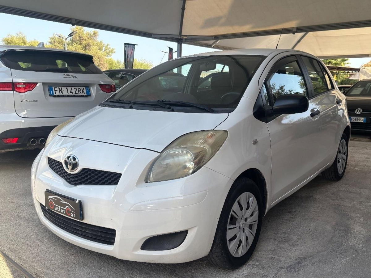 Toyota Yaris 1.0 5 porte Now (3)