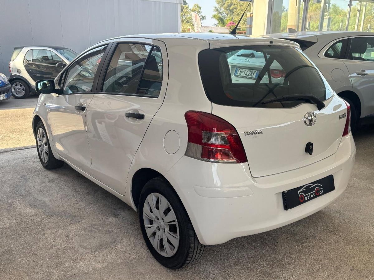 Toyota Yaris 1.0 5 porte Now (4)