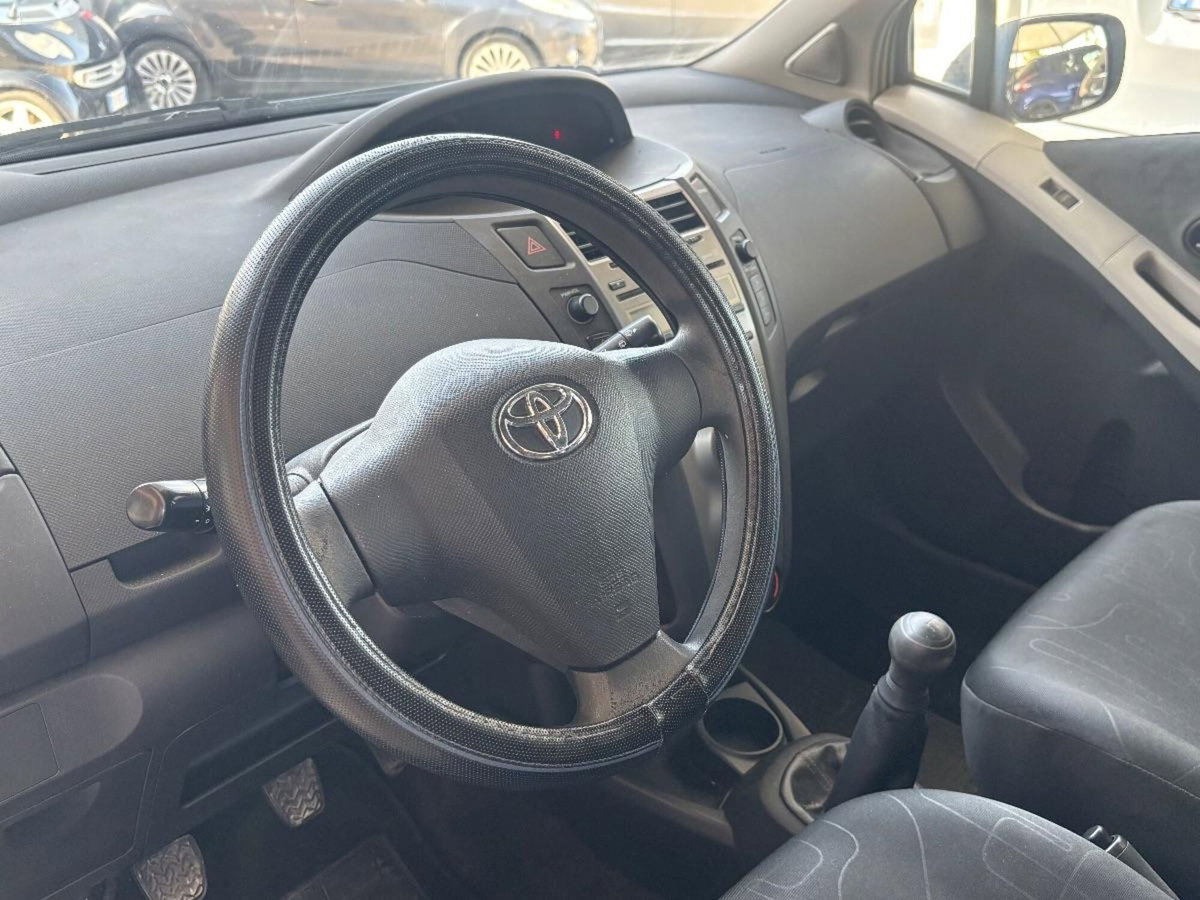 Toyota Yaris 1.0 5 porte Now (9)