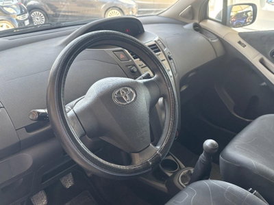 Toyota Yaris 1.0 5 porte Now (9)