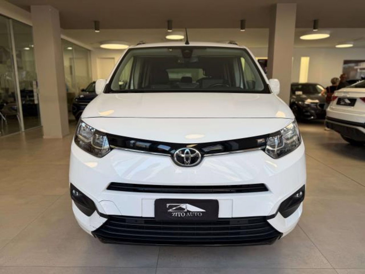 Toyota Verso 2.0 D 7 posti (2)