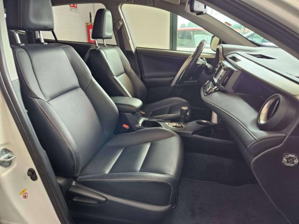 Toyota Rav4 D-CAT A/T 4WD Lounge White Ed. (11)