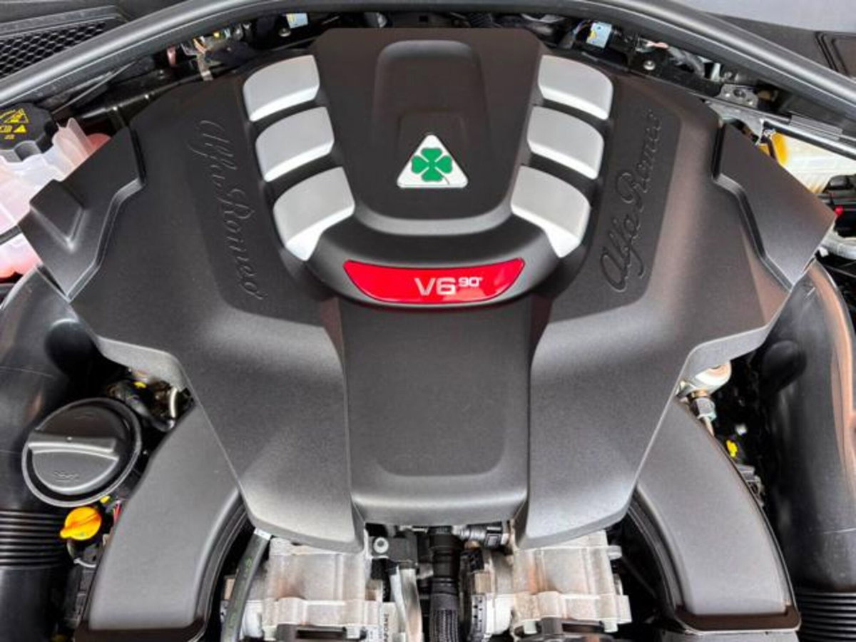 Alfa Romeo Giulia 2.9 T V6 AT8 Quadrifoglio (7)