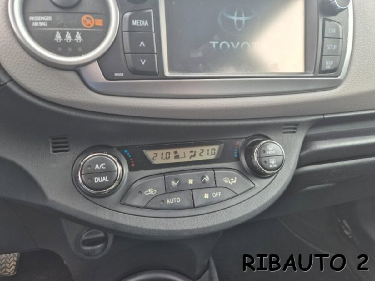 Toyota Yaris 1.0 5 porte Active (10)