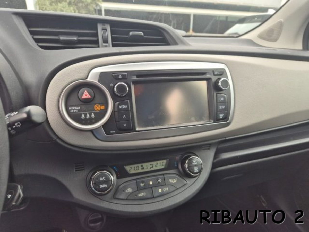Toyota Yaris 1.0 5 porte Active (11)