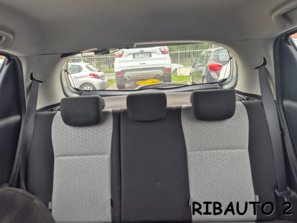 Toyota Yaris 1.0 5 porte Active (17)