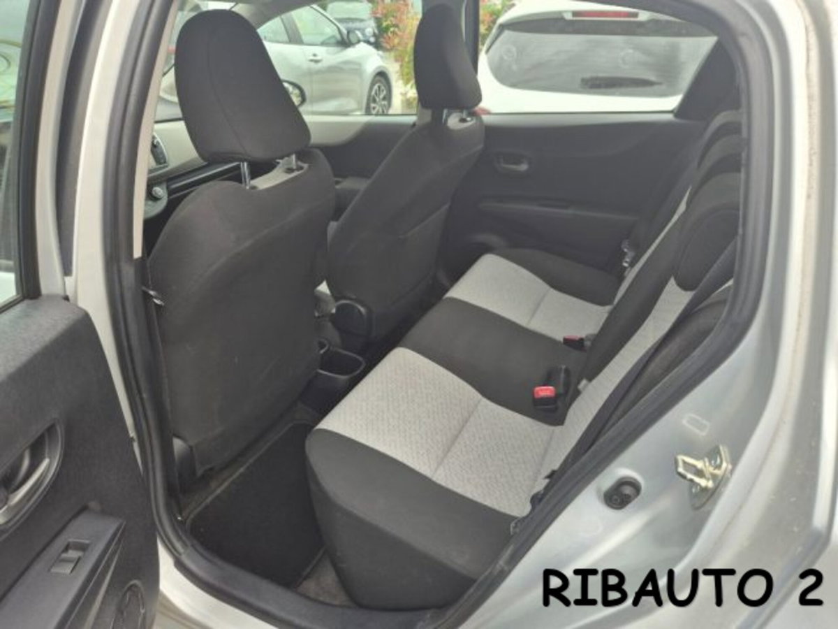 Toyota Yaris 1.0 5 porte Active (18)