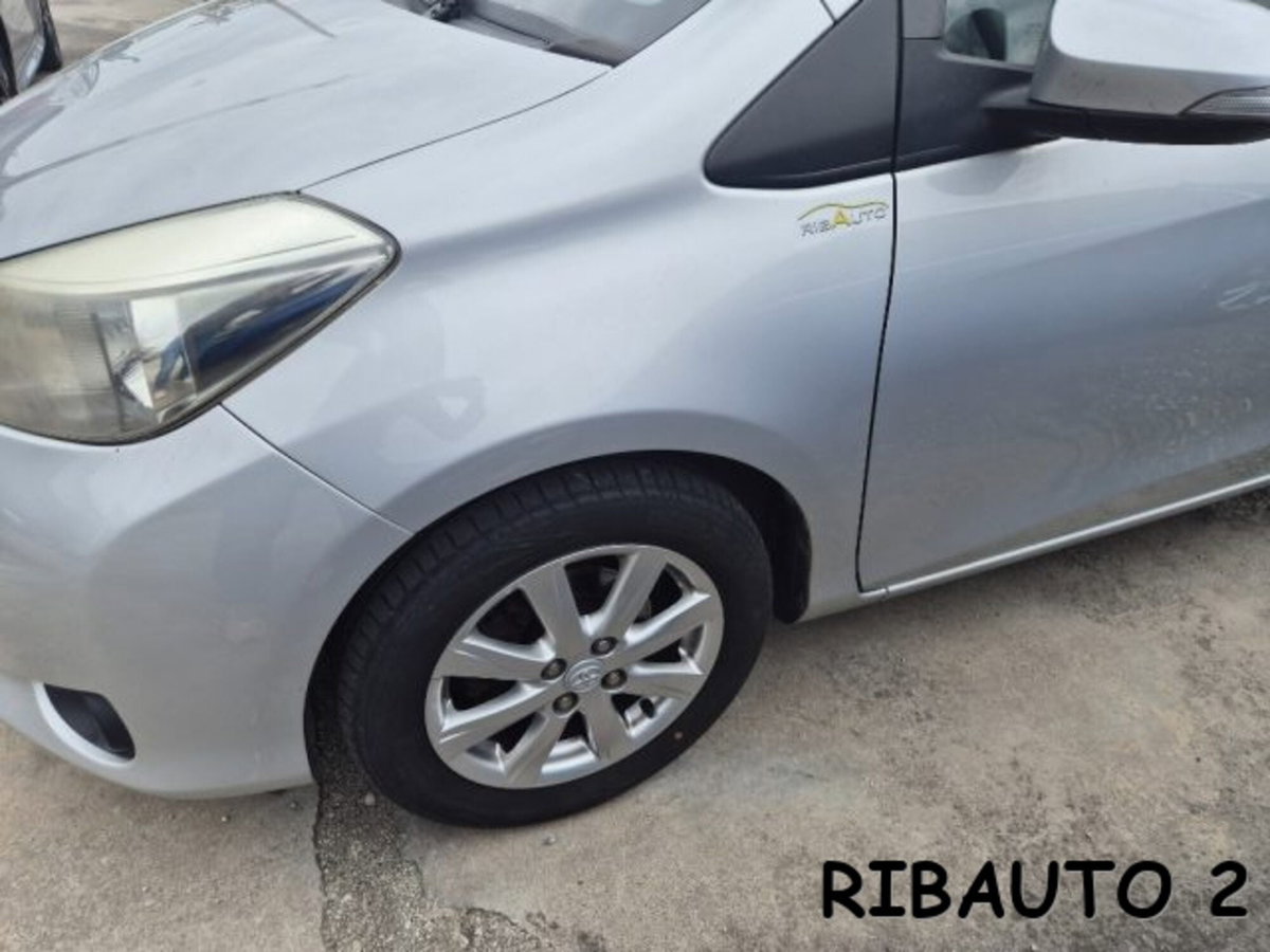 Toyota Yaris 1.0 5 porte Active (6)