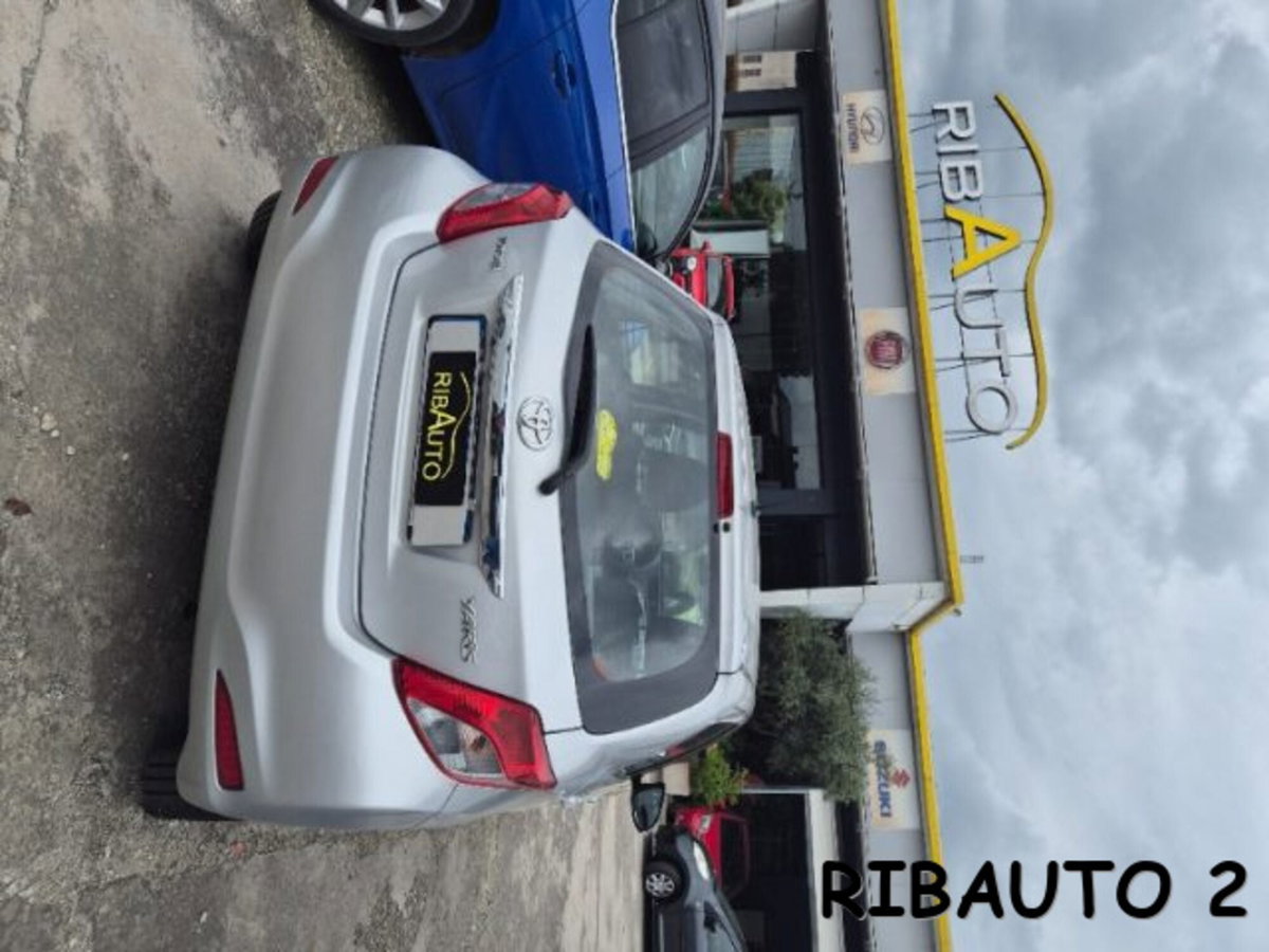Toyota Yaris 1.0 5 porte Active (7)