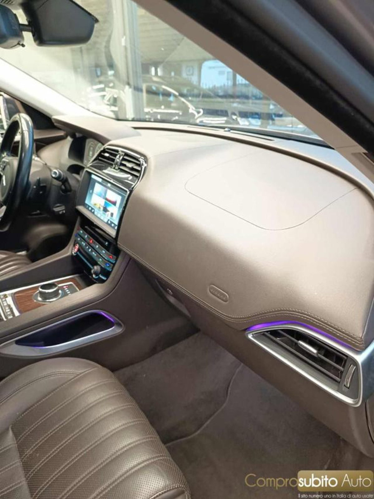 Jaguar F-Pace 2.0 D 180 CV AWD Portfolio (12)