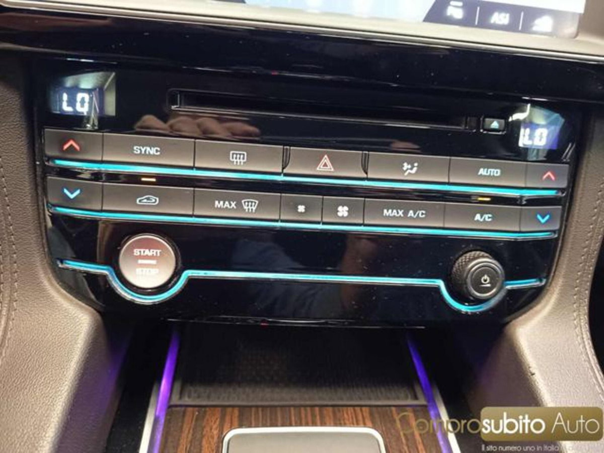 Jaguar F-Pace 2.0 D 180 CV AWD Portfolio (17)