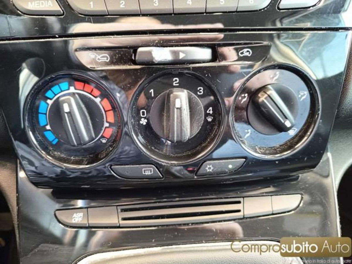 Lancia Ypsilon 1.3 MJT 75 CV Platino (17)