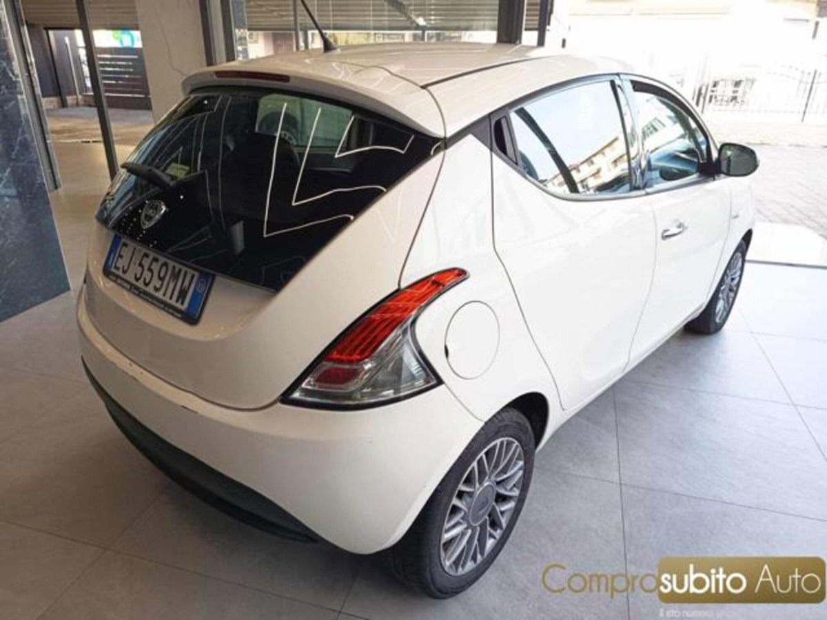 Lancia Ypsilon 1.3 MJT 75 CV Platino (3)