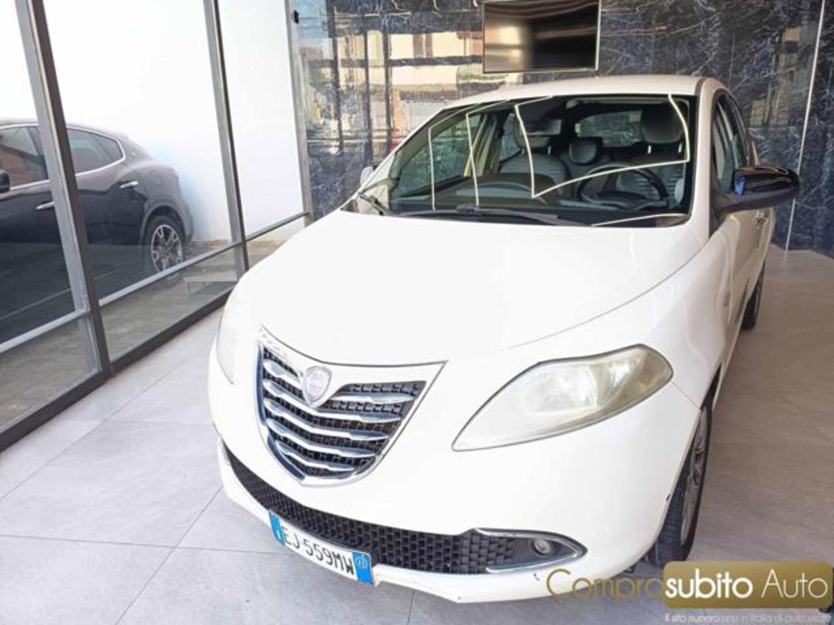 Lancia Ypsilon 1.3 MJT 75 CV Platino (4)