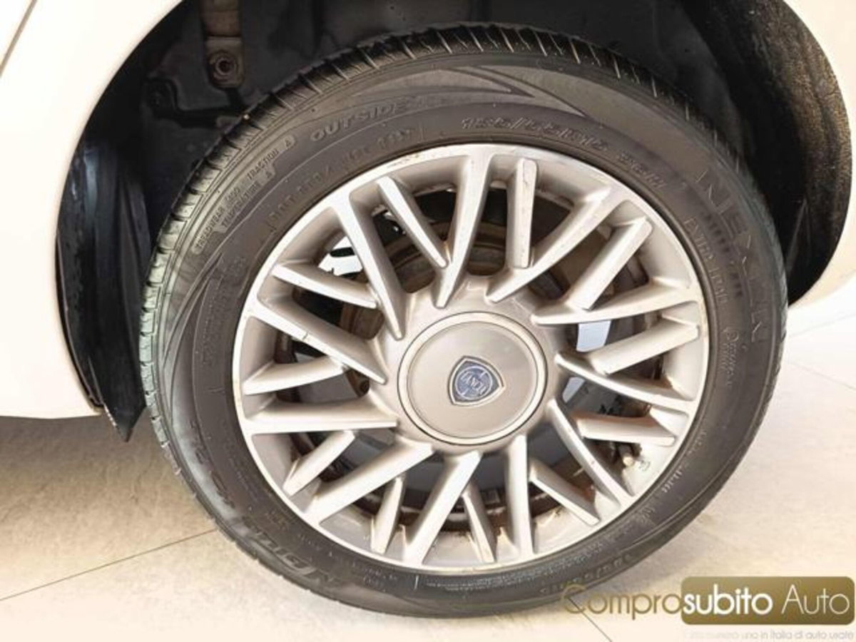 Lancia Ypsilon 1.3 MJT 75 CV Platino (9)
