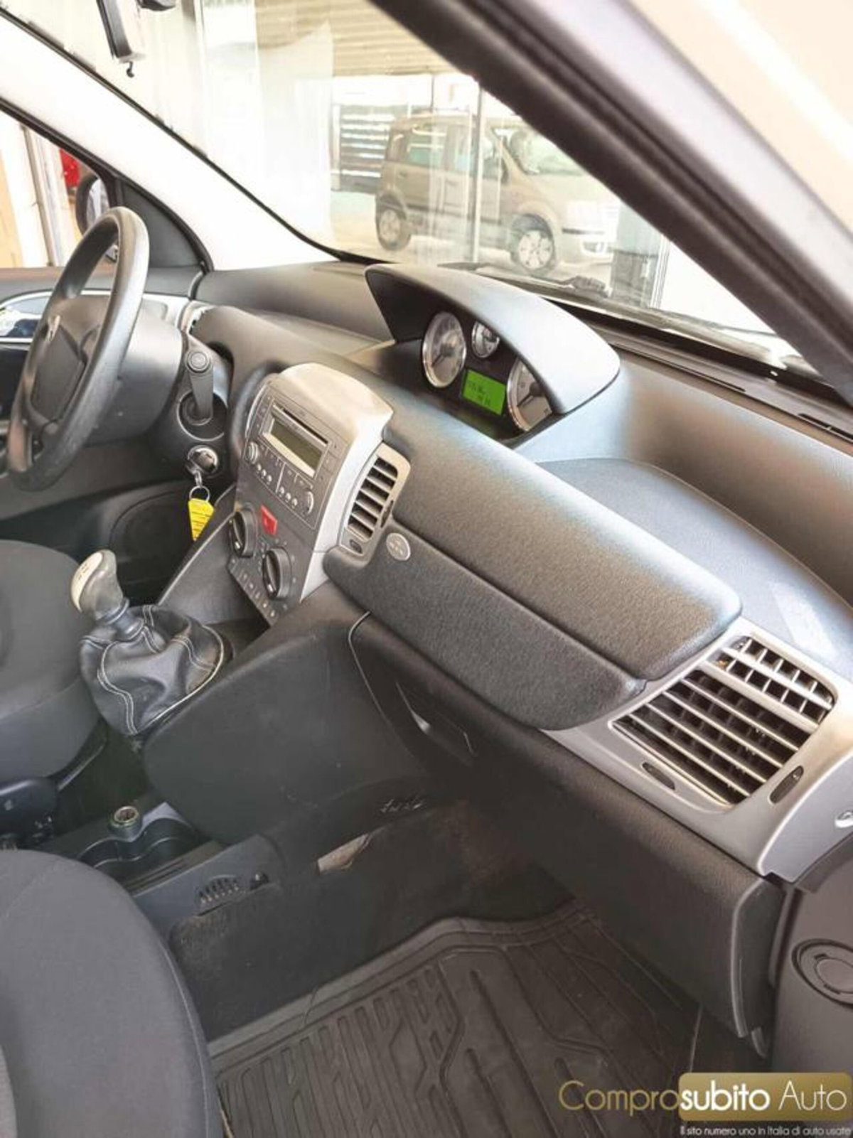 Lancia Ypsilon 1.2 69 CV Diva (11)