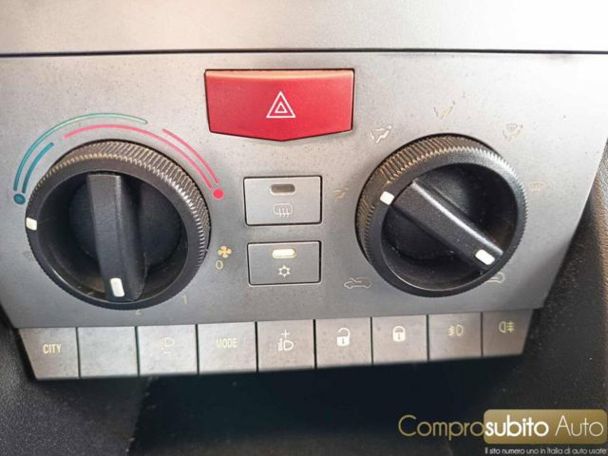 Lancia Ypsilon 1.2 69 CV Diva (16)