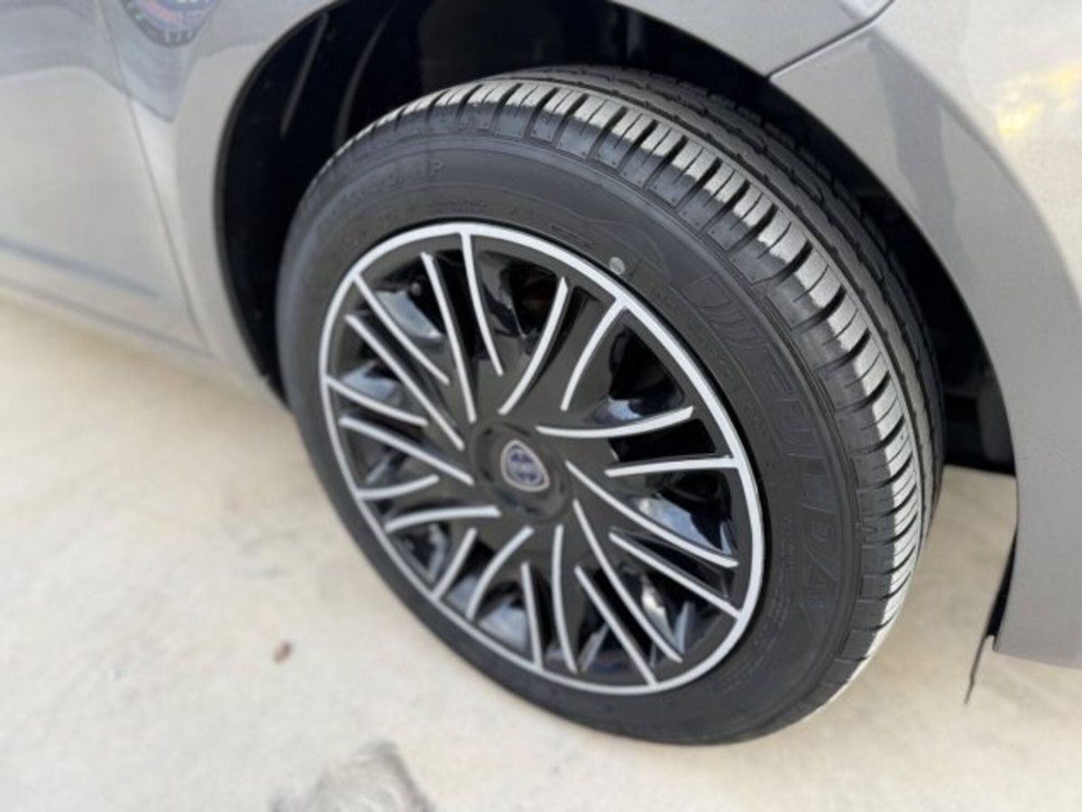 Lancia Ypsilon 1.0 FireFly 5 porte S&S Hybrid Gold Plus (11)