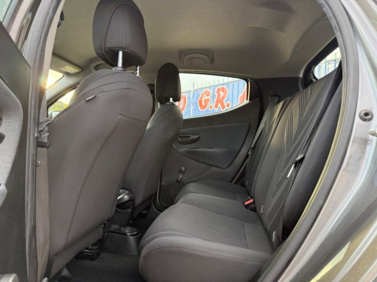 Lancia Ypsilon 1.0 FireFly 5 porte S&S Hybrid Gold Plus (18)