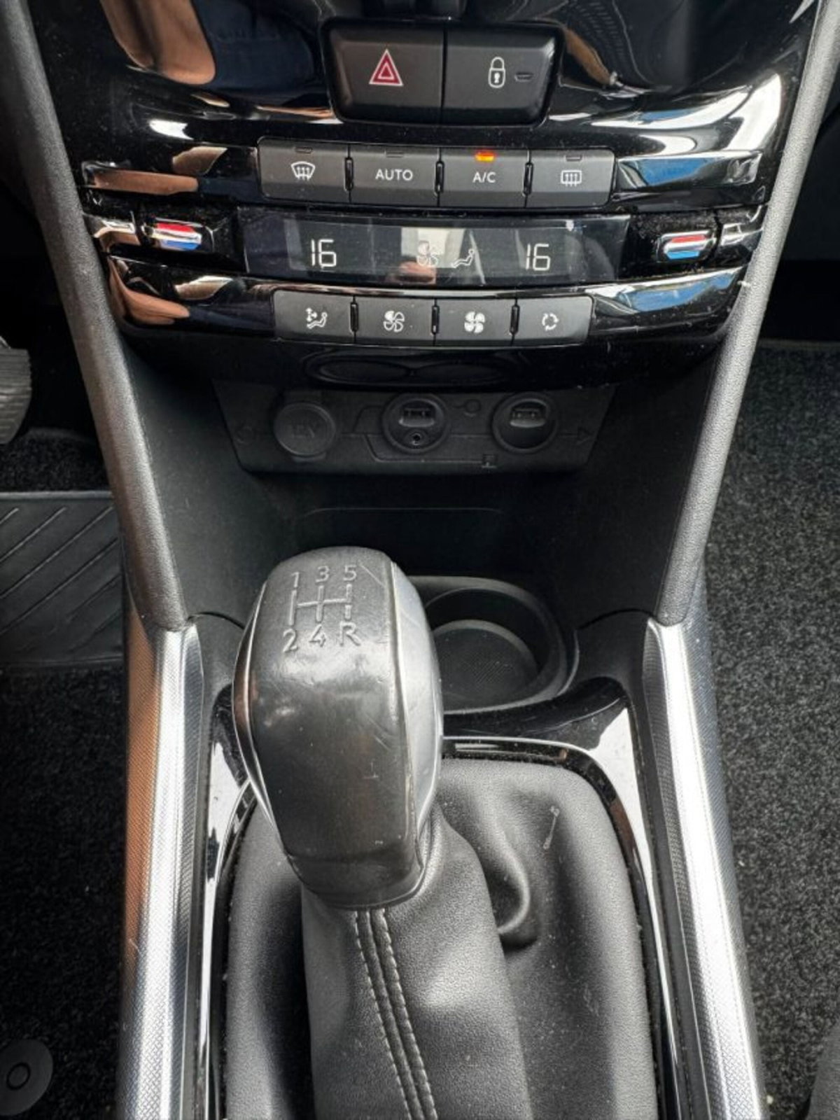 Peugeot 2008 e-HDi 92 CV Stop&Start robotizzato Allure (16)