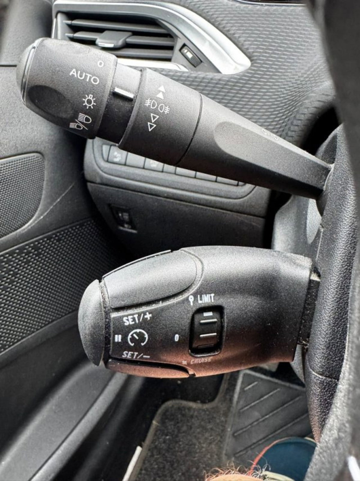Peugeot 2008 e-HDi 92 CV Stop&Start robotizzato Allure (19)