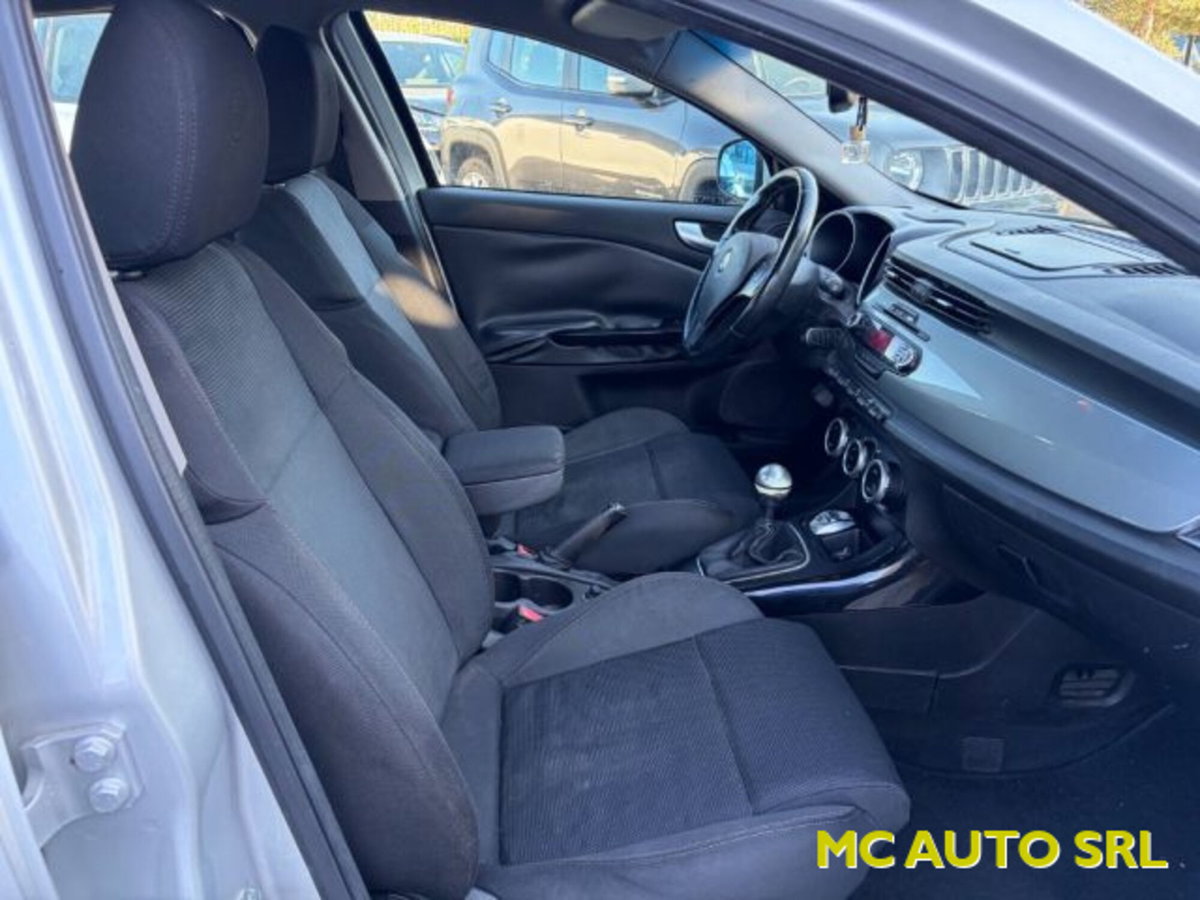 Alfa Romeo Giulietta 1.6 JTDm-2 Distinctive (10)