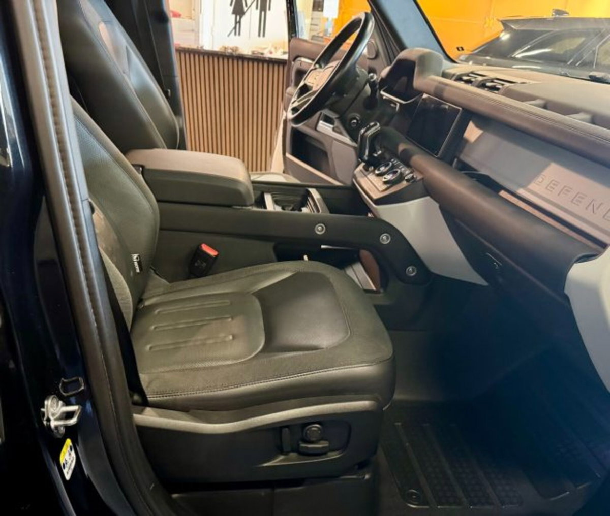 Land Rover Defender 110 3.0D I6 250 CV AWD Auto Commercial SE (11)
