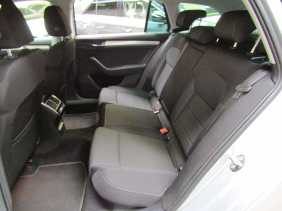 Skoda Superb Station Wagon 2.0 TDI DSG Wagon Executive (11)