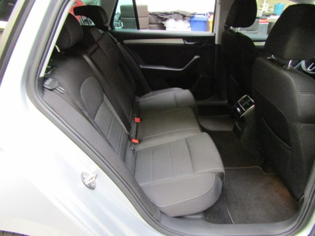 Skoda Superb Station Wagon 2.0 TDI DSG Wagon Executive (13)