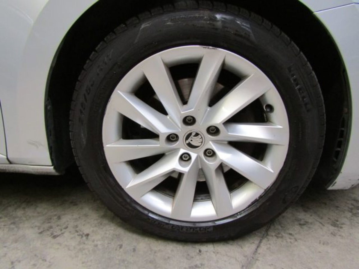 Skoda Superb Station Wagon 2.0 TDI DSG Wagon Executive (4)