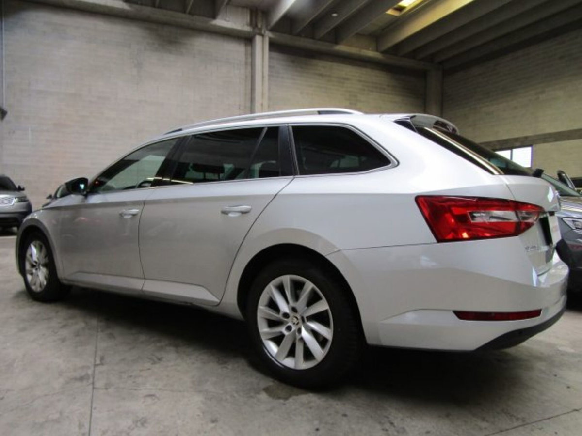 Skoda Superb Station Wagon 2.0 TDI DSG Wagon Executive (7)