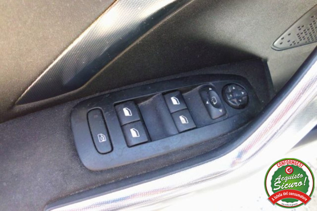 Peugeot 2008 e-HDi 92 CV Stop&Start robotizzato Allure (15)