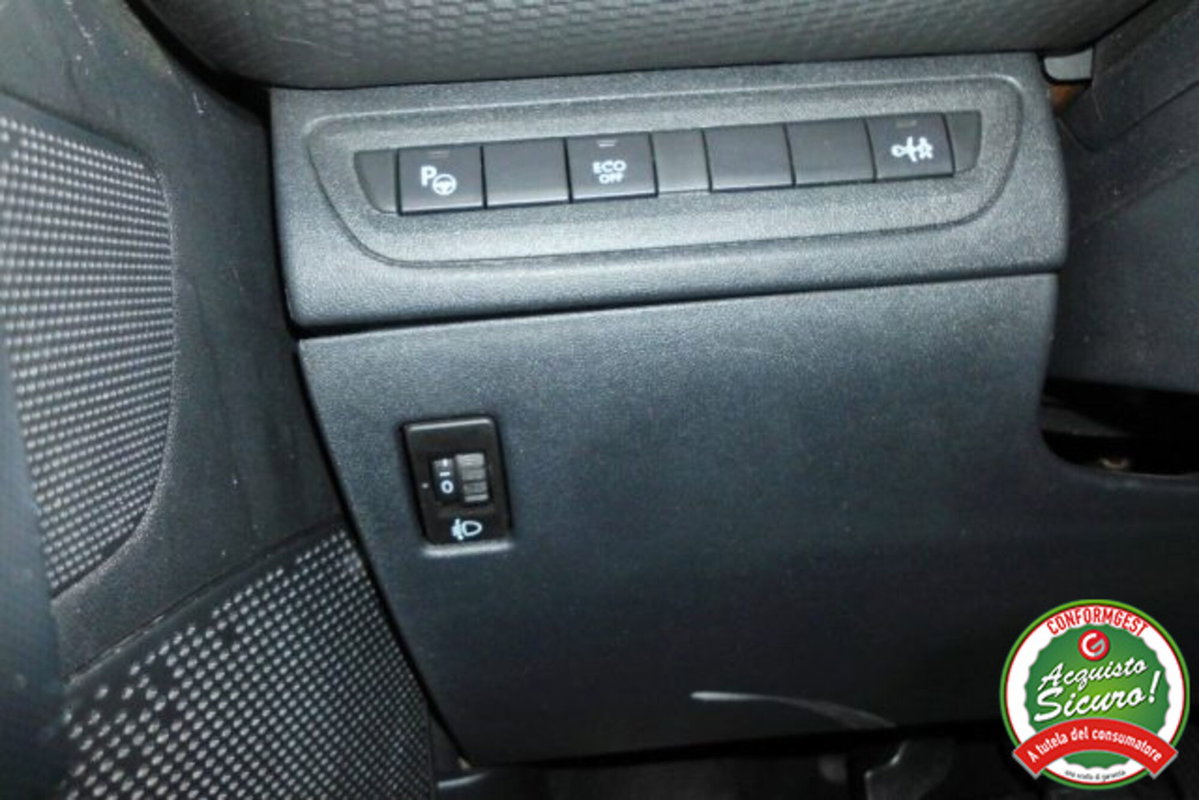 Peugeot 2008 e-HDi 92 CV Stop&Start robotizzato Allure (16)
