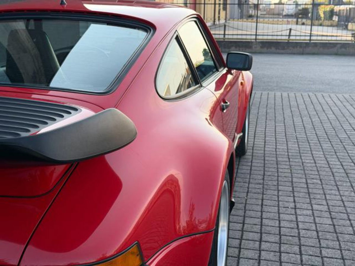 Porsche 911 Coupé 3.3 Turbo (16)