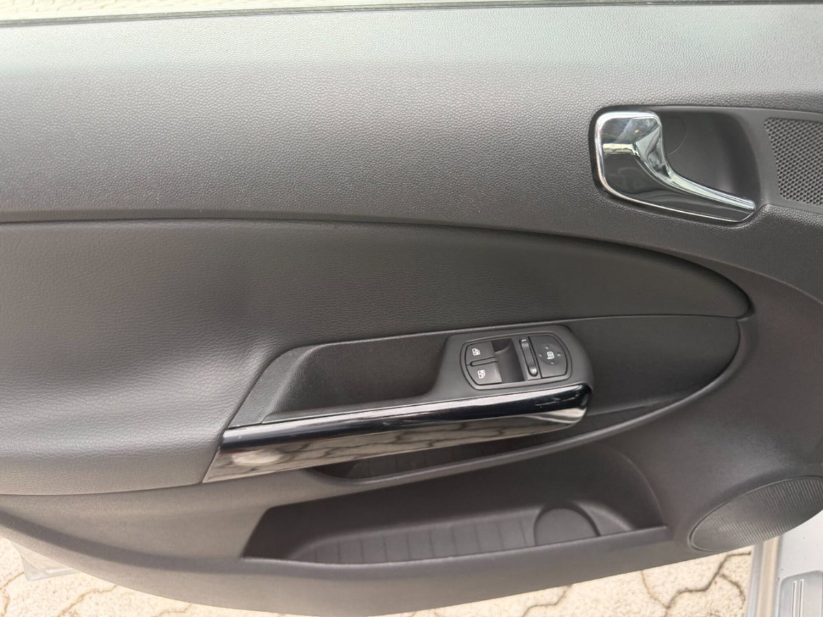Opel Corsa 1.2 5 porte Sport (9)
