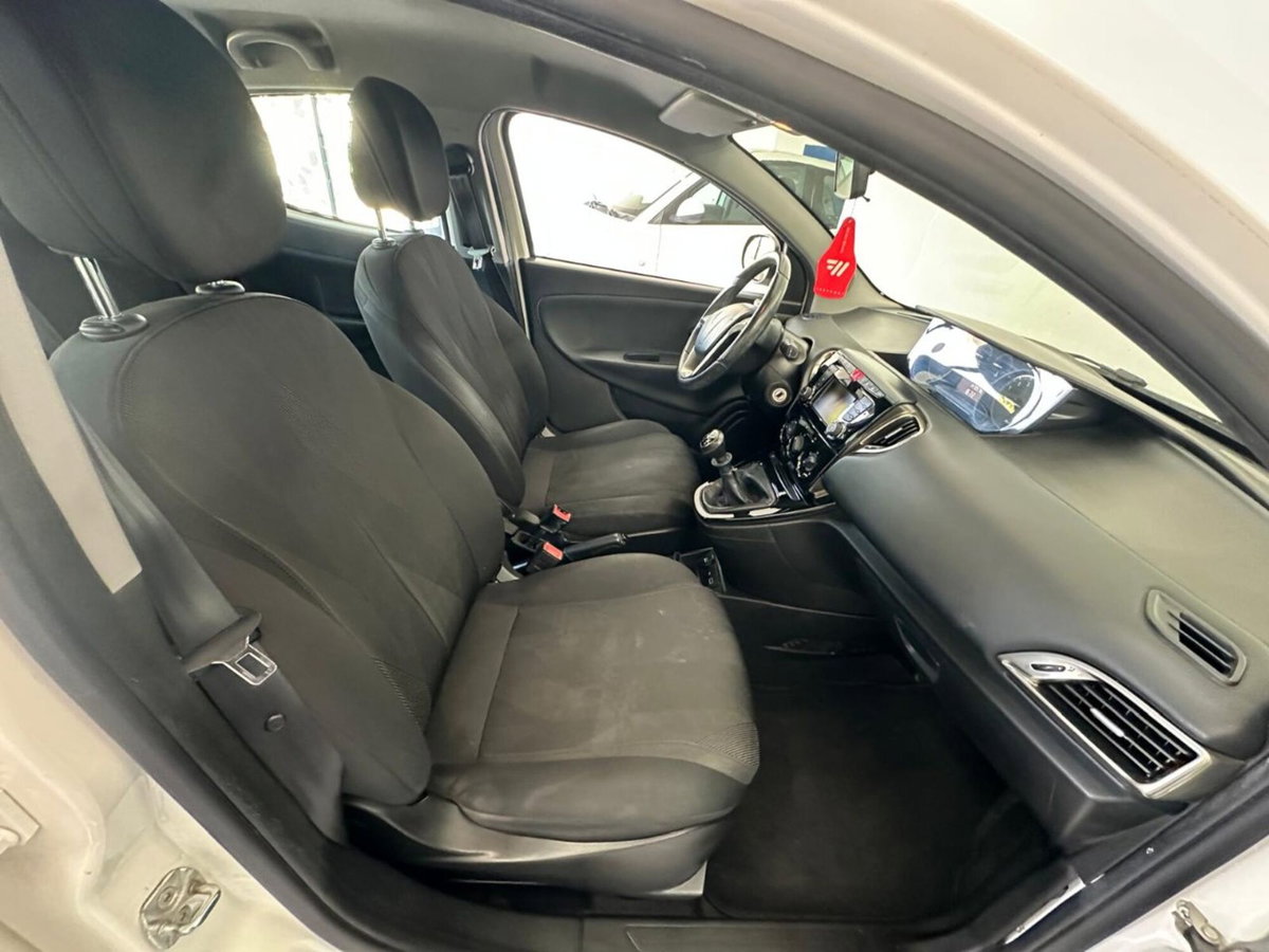 Lancia Ypsilon 1.2 69 CV 5 porte GPL Ecochic Gold (10)