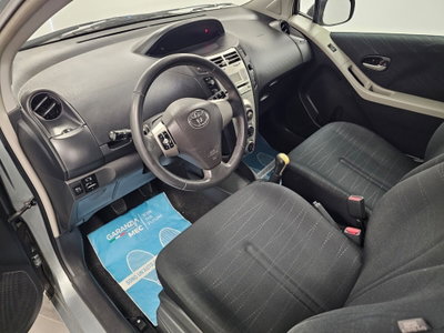 Toyota Yaris 1.3 3 porte (10)