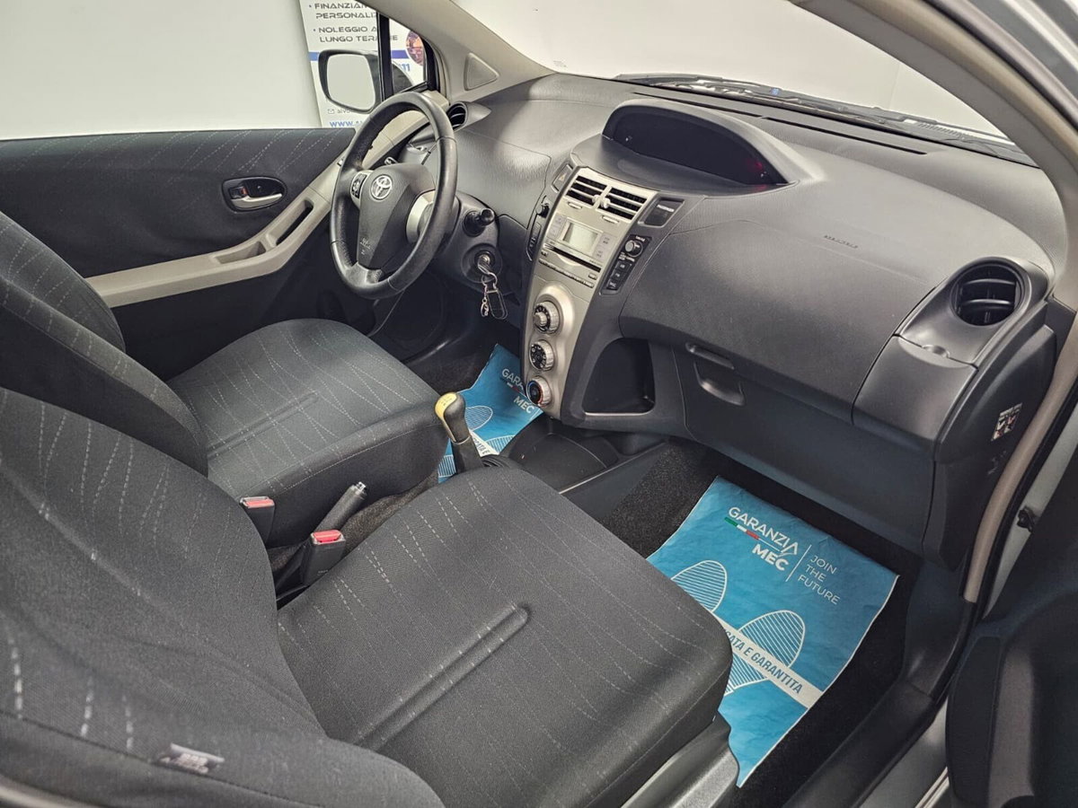 Toyota Yaris 1.3 3 porte (13)