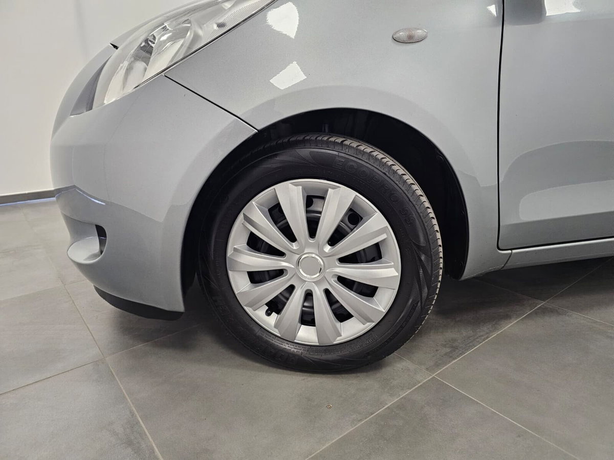 Toyota Yaris 1.3 3 porte (16)