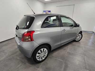 Toyota Yaris 1.3 3 porte (4)