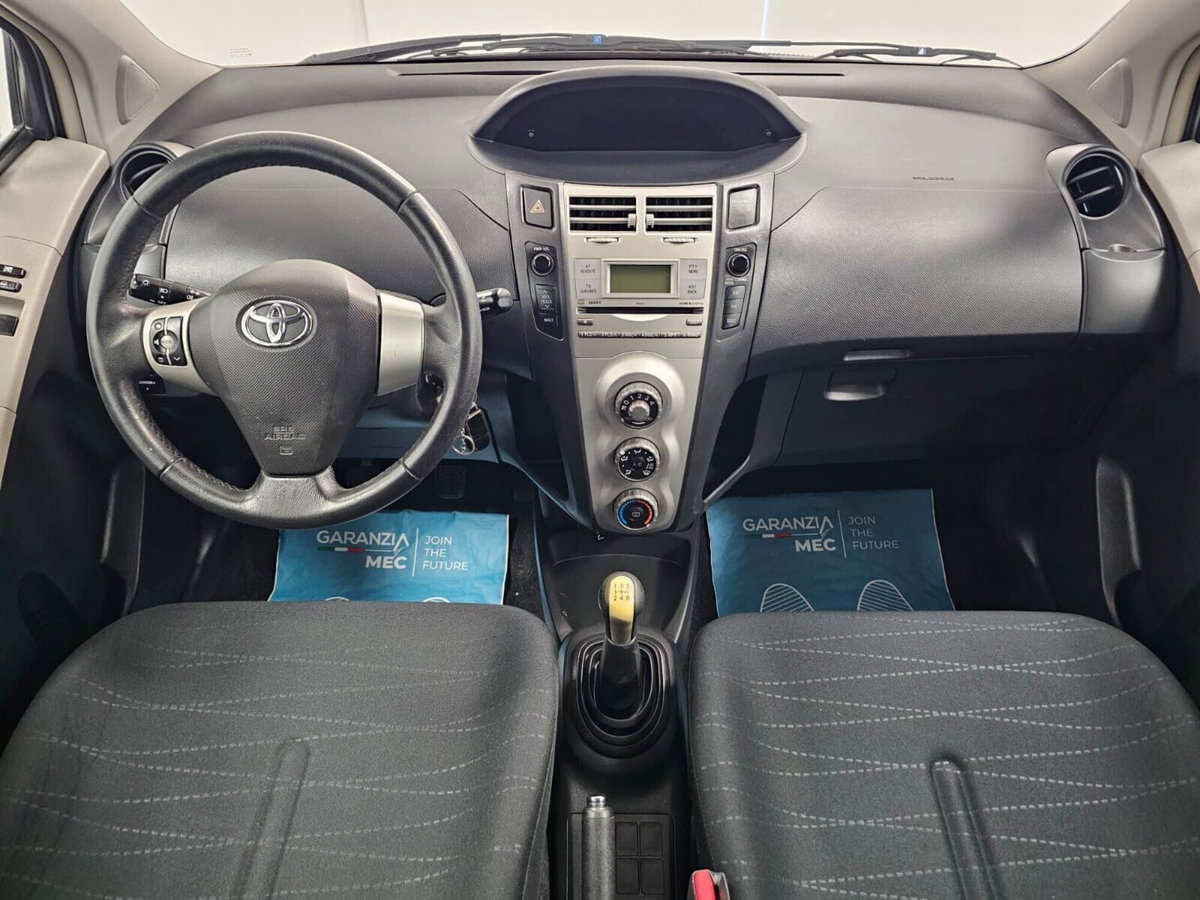 Toyota Yaris 1.3 3 porte (6)