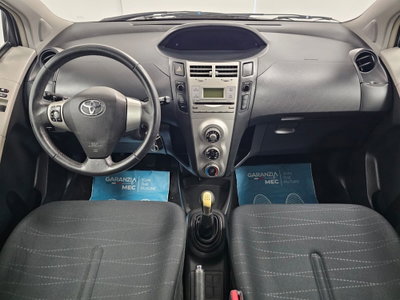 Toyota Yaris 1.3 3 porte (6)