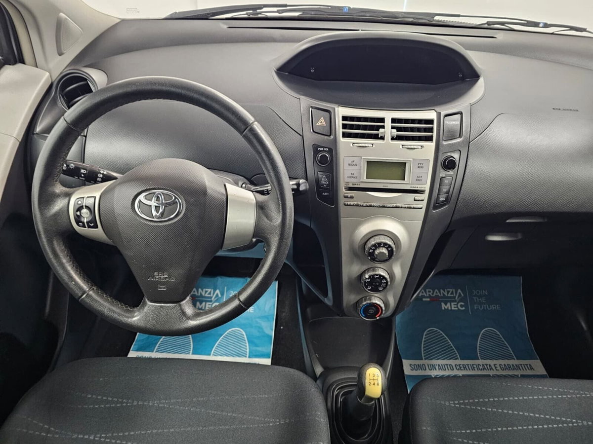 Toyota Yaris 1.3 3 porte (7)
