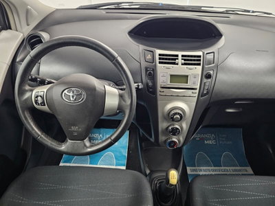 Toyota Yaris 1.3 3 porte (7)