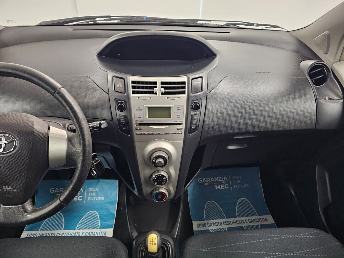 Toyota Yaris 1.3 3 porte (8)