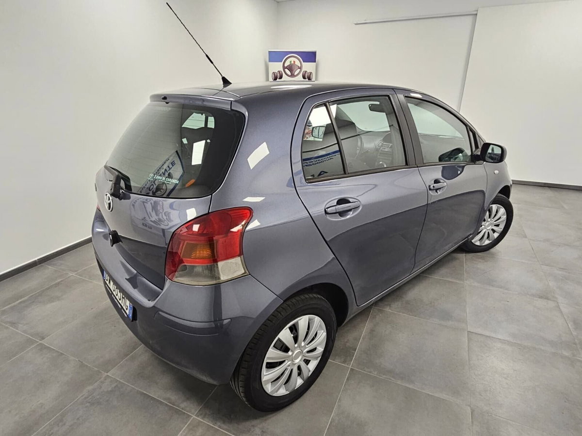 Toyota Yaris 1.0 5 porte (4)
